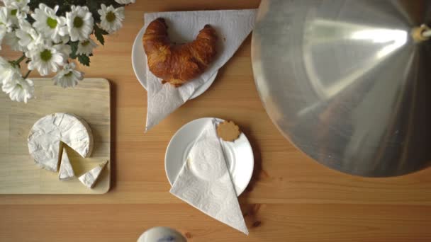 Snídaně s kávou, croissanty a hermelín. Nahoru. — Stock video