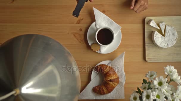 Womans Hand toma una taza de café y un reloj inteligente. Vista superior . — Vídeo de stock