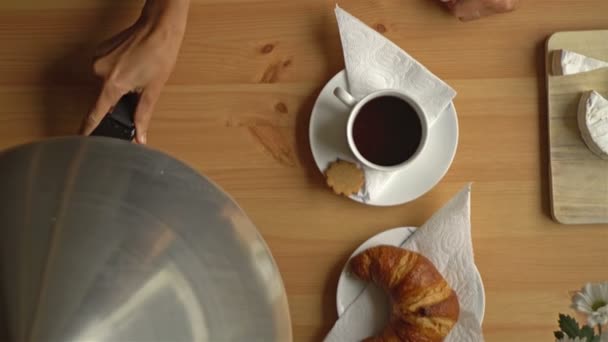 Πρωινό με καφέ, κρουασάν και ένα έξυπνο ρολόι. Το Top View. Κουκλίτσα. — Αρχείο Βίντεο