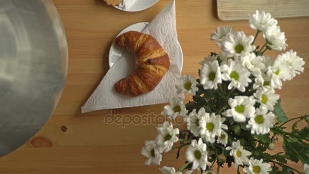 Frukost med kaffe, Croissant och en Smart klocka. Ovanifrån. Dolly. — Stockvideo