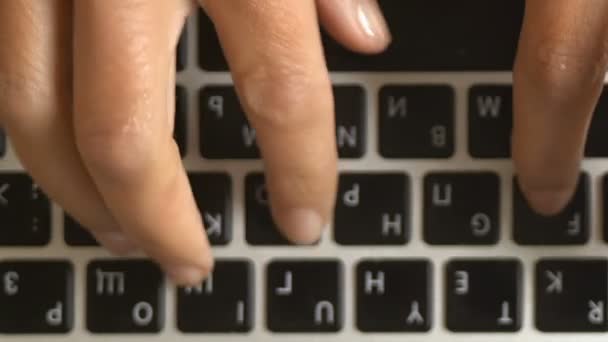 Weibliche Finger auf der Computertastatur. Ansicht von oben. — Stockvideo