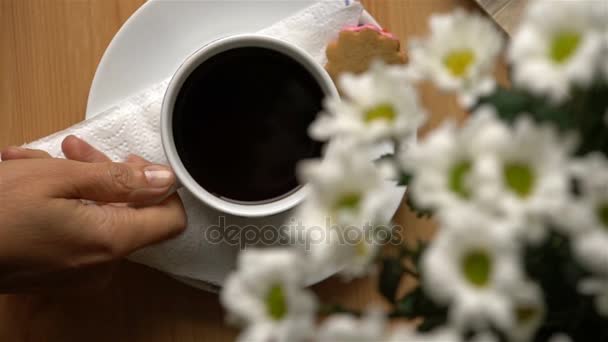 Snídaně s kávou, hermelínem a kytici květin. Pohled shora. Dolly zastřelil — Stock video