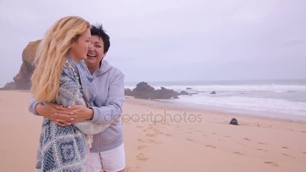 Maturo donna attraente e la figlia adulta ammirando spiaggia deserta oceano . — Video Stock