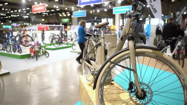 Muchas bicicletas en la tienda de bicicletas — Vídeos de Stock