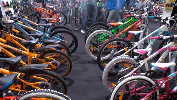 Un montón de bicicletas y compradores en la tienda de bicicletas — Vídeos de Stock