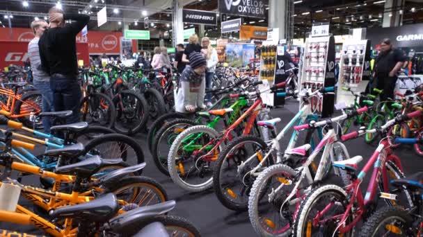 Много велосипедов и покупателей в магазине велосипедов — стоковое видео