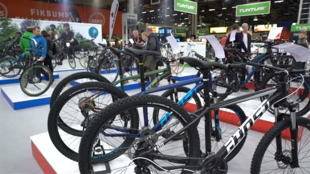 Un montón de bicicletas y compradores en la tienda de bicicletas — Vídeos de Stock