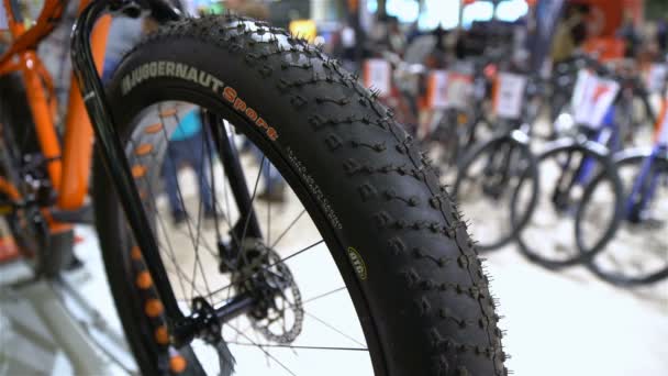 Kraftvolles Fatbike mit dicken Reifen im Fahrradladen — Stockvideo