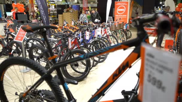 Un montón de bicicletas y compradores en la tienda de bicicletas — Vídeos de Stock