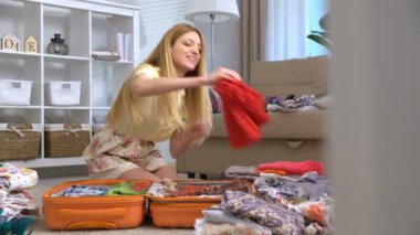 kadın bir Bagaj yeni bir yolculuk için ambalaj