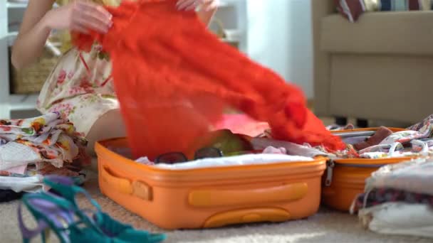 Szczęśliwa kobieta pakowania bagażu dla nowej podróży — Wideo stockowe