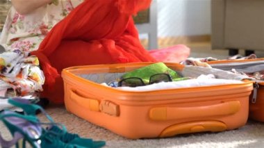 Mutlu kadın yeni bir yolculuk için bir Bagaj ambalaj. Ağır çekim.