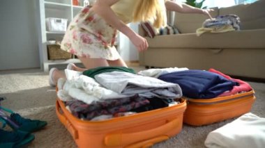 Mutlu kadın bir Bagaj yeni bir yolculuk için ambalaj