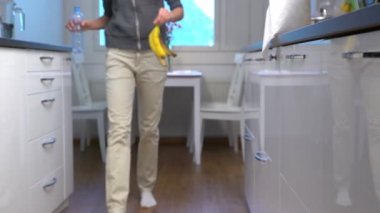 Genç kadın çöp Geri Dönüşüm Kutusu'nu mutfak düşer..
