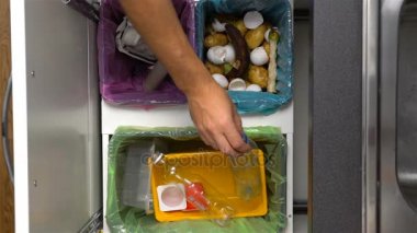 Baba, anne ve geri dönüşüm yürümeye başlayan çocuk evde atık. Eller close-Up. Ağır çekim