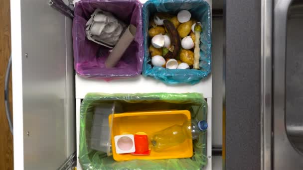 Pai, mãe e criança reciclando resíduos em casa. Close-up de mãos. Vista superior . — Vídeo de Stock
