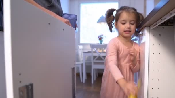 Liten flicka droppar papperskorgen i kök återvinning Bin. — Stockvideo