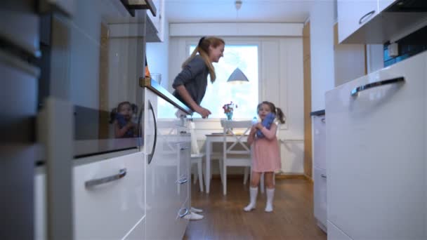 Küçük kız Çöp Geri Dönüşüm Kutusu'nu mutfağa bırakır. Dolly — Stok video