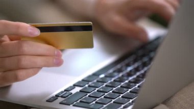Çekici genç kadının online alışveriş yapması gold kart kullanır.