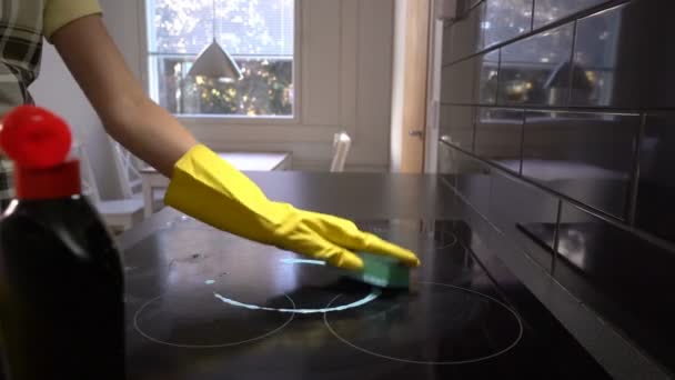 Husewife cleans the surface of the plate with a special detergent. Dolly — Stock Video