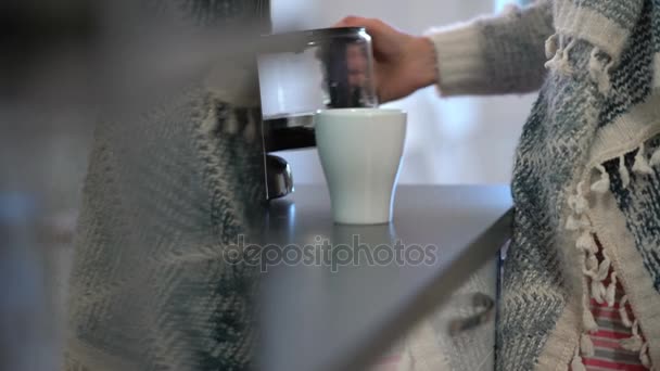Счастливая женщина пьет кофе на кухне и улыбается в камеру. Slow Motion . — стоковое видео