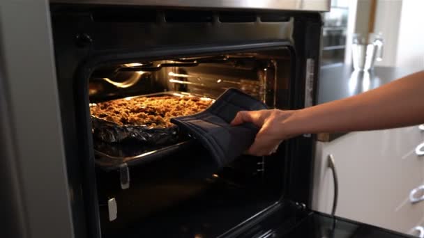 Joven ama de casa atractiva sale del horno delicioso pastel caliente. Dolly. . — Vídeos de Stock