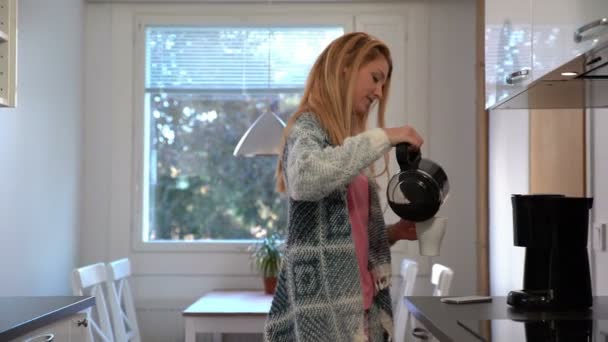 Atractiva joven con café en la cocina de la mañana . — Vídeos de Stock