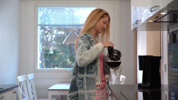 Attraktiv ung kvinna med kaffe i morgon köket. — Stockvideo