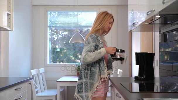 Jovem atraente com café na cozinha da manhã. Movimento lento . — Vídeo de Stock