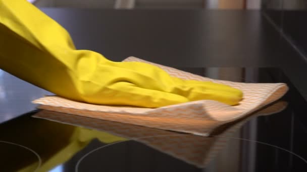 Gospodyni ociera powierzchni kuchenka elektryczna z specjalna ściereczka. Dolly. — Wideo stockowe