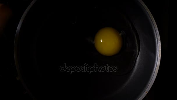 Koka ägg i en stekpanna. Tidsförskjutning. Ovanifrån. — Stockvideo
