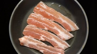 Tavada kızartma domuz pastırması. Üstten Görünüm. Zoom. Fotoğraf makinesinin döndürme.