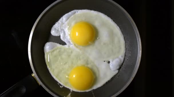 Готовить яйца на сковородке. Время покажет. Вид сверху. — стоковое видео