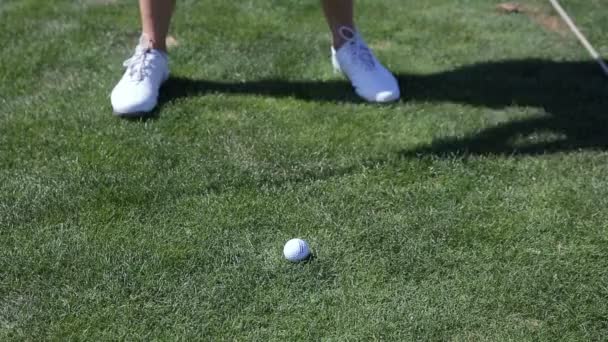 Jogando golfe na faixa de motorista . — Vídeo de Stock