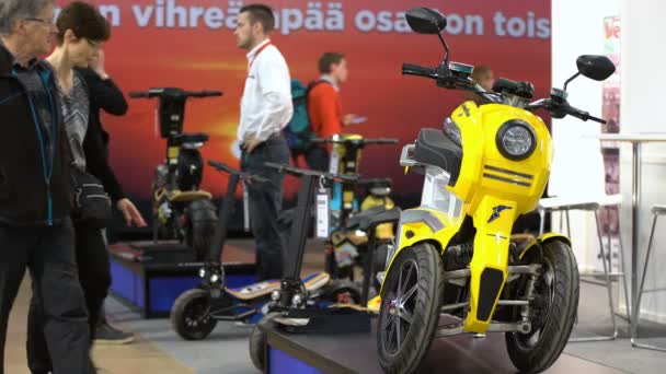 Un nuevo modelo de la marca Velocifero de tres ruedas eléctrico scooter triciclo Mad Truck — Vídeo de stock