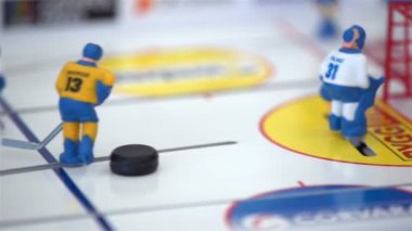 Çocuklar ve yetişkinler Masa Hokeyi oynuyorlar. Yakın çekim.