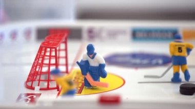 Çocuklar ve yetişkinler Masa Hokeyi oynuyorlar. Yakın çekim.