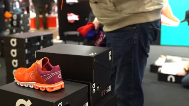 A boltban sport cipő. — Stock videók