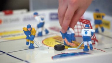 Çocuklar ve yetişkinler Masa Hokeyi oynuyorlar. Yakın çekim.