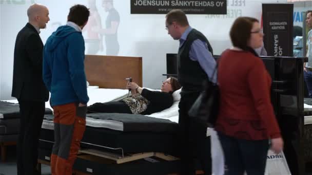 Kopers ondervindt een nieuw orthopedische bed met afstandsbediening. — Stockvideo