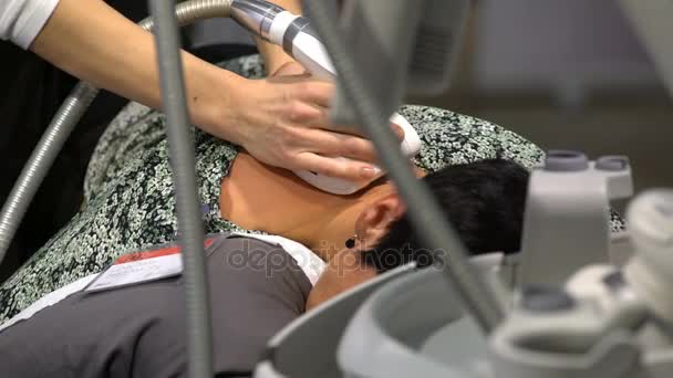 Especialista demonstra massagem terapêutica pescoço eletrônico de volta . — Vídeo de Stock