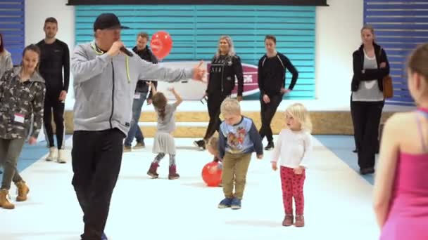 Bailarina de hip hop enseña a niños y adultos los conceptos básicos de breakdance — Vídeo de stock