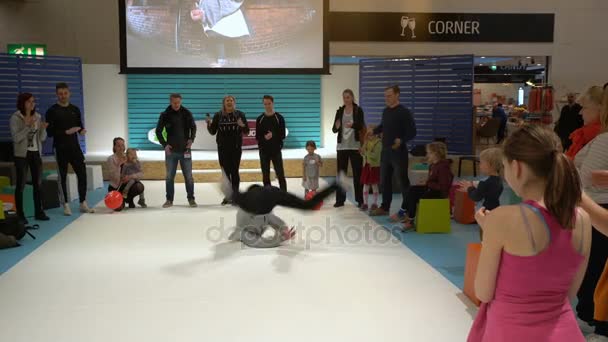 Hip hop danseres leert kinderen en volwassenen de basis van breakdance — Stockvideo