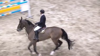 Profesyonel jokey ve ATI engel atlamak.