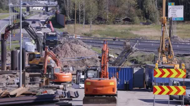 Schweres Gerät im Einsatz auf der Baustelle. — Stockvideo