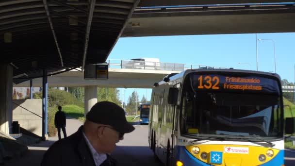 O ônibus chega na parada de ônibus e os passageiros embarcam . — Vídeo de Stock