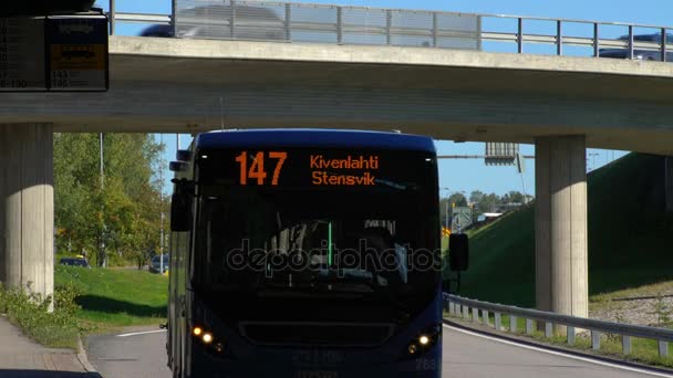 Автобус досягає зупинка автобусів і пасажирів на борту. — стокове відео