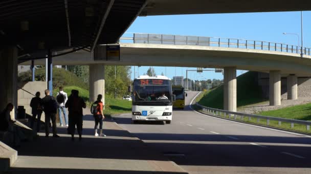 Пасажири борту автобус і відходять від зупинки автобуса. — стокове відео