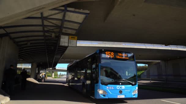 Passagerare ombord på bussen och avgår från busshållplatsen. — Stockvideo