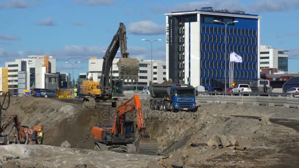 Zware bouwmachines bezig met de bouw van de snelweg. — Stockvideo